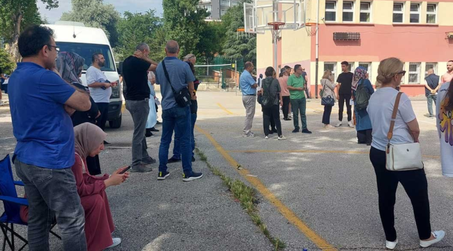 Öğrenciler içeride  anne -babalar dışarıda ter döktü