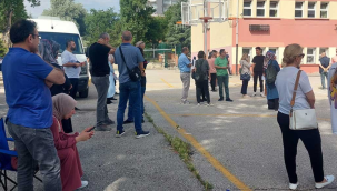 Öğrenciler içeride anne -babalar dışarıda ter döktü