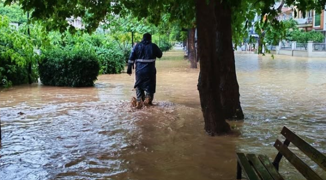 Salihli'de etkili olan olumsuz hava koşullarının yaşamı felç etti