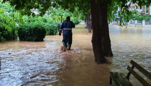 Salihli'de etkili olan olumsuz hava koşullarının yaşamı felç etti