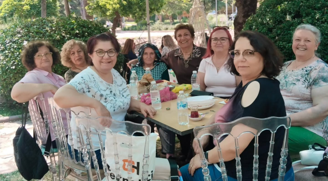 Siyasetten kopmadılar CHP için ev ev geziyorlar