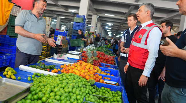 Vatandaşlar pazarda yakaladığı başkana hayat pahalılığından yakındı