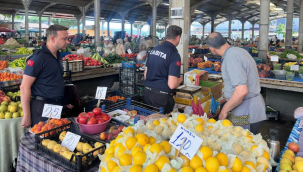 Zabıta ekipleri pazarda fiyat ve etiket denetimi yaptı