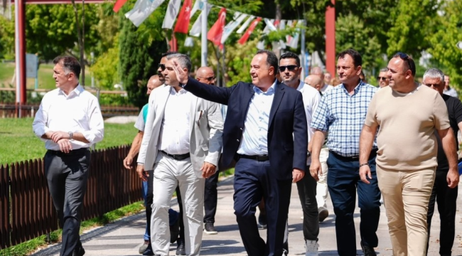 Atatürk kent parkta dönüşümü inceleyen başkan Dutlulu vatandaşlarla buluştu talepleri dinledi