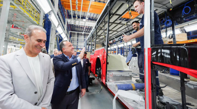 Başkan Dutlulu,önce fabrikayı gezdi,otobüsleri beğendi sonra satın aldı
