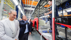 Başkan Dutlulu,önce fabrikayı gezdi,otobüsleri beğendi sonra satın aldı