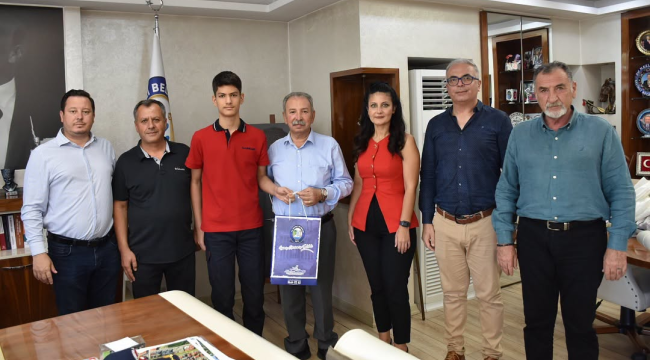 Başkan Nurlu LGS'de Türkiye birincisi olan Onur Önder'i, ödüllendirdi
