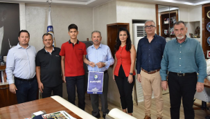 Başkan Nurlu LGS'de Türkiye birincisi olan Onur Önder'i, ödüllendirdi