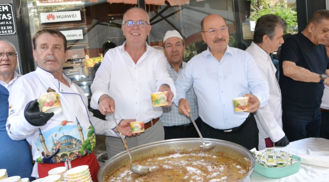 Başkanlar aşure dağıttı