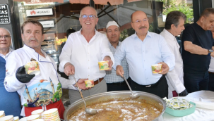 Başkanlar aşure dağıttı