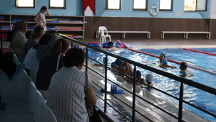 Çocuklar hem yüzmeyi öğreniyorlar hem eğleniyorlar
