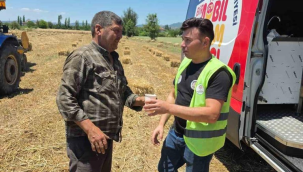 Denizli Büyükşehir tarlalara soğuk su ve limonata ulaştırdı