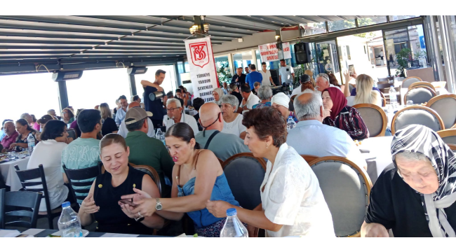Dikili'de yardım sevenler derneği öğrencilere burs için kahvaltı düzenledi