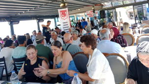 Dikili'de yardım sevenler derneği öğrencilere burs için kahvaltı düzenledi