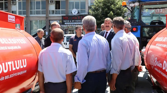 Kula'da 3 mahalle muhtarına traktör arkası su tankerleri teslim edildi