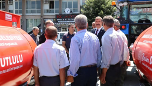 Kula'da 3 mahalle muhtarına traktör arkası su tankerleri teslim edildi