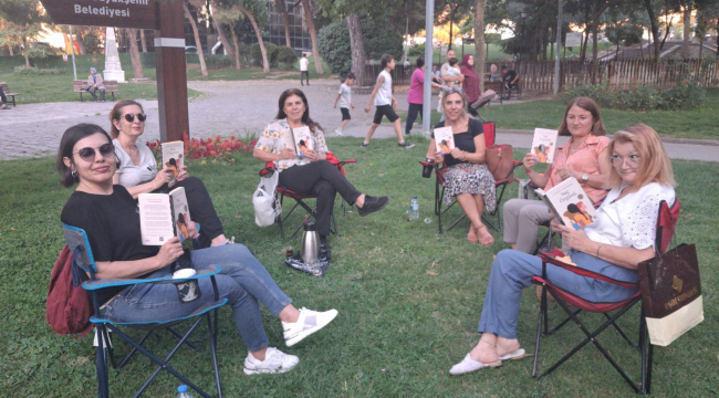 Manisa 29 ekim kadınları derneği açık havada sesli kitap okuma etkinliğini gerçekleştirdi