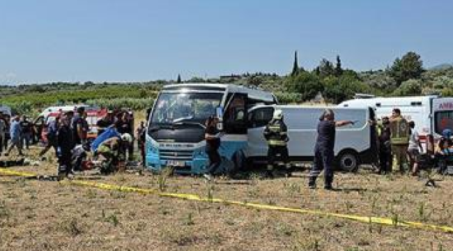 Manisa'da can pazarı! Kamyonet ile halk otobüsü çarpıştı