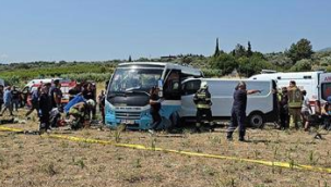 Manisa'da can pazarı! Kamyonet ile halk otobüsü çarpıştı