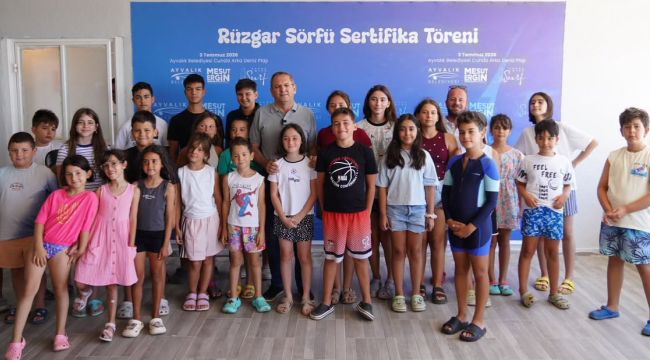 Rüzgâr sörfü kurslarını başarıyla tamamlayan öğrencilere sertifikaları verildi