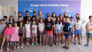 Rüzgâr sörfü kurslarını başarıyla tamamlayan öğrencilere sertifikaları verildi